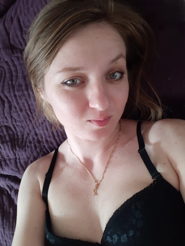 Замужняя шлюха разрешает фоткать себя своему мужу и показывать другим мужчинам – фото 28