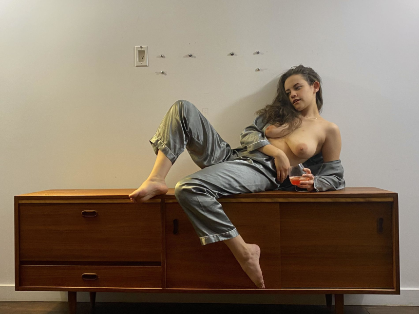 Задорная сисястая деваха с мохнатой киской демонстрирует себя в разной одежде и обнажённой – фото 27