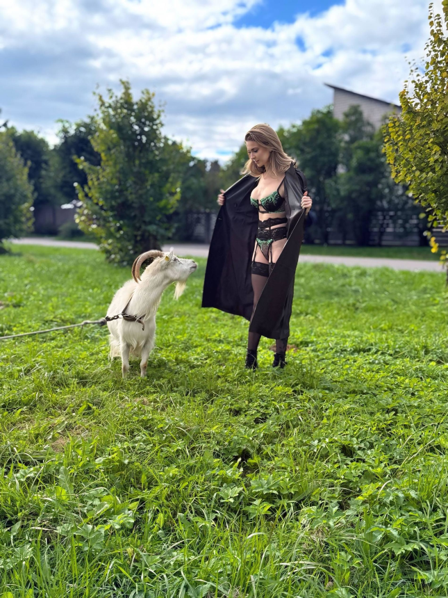 Sexy woman with large breasts. Personal photo album of one lady – photo 83