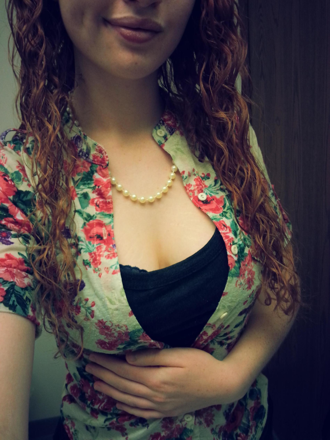 Фото Девушка показывает свою прекрасную грудь и привлекательное молодое тело