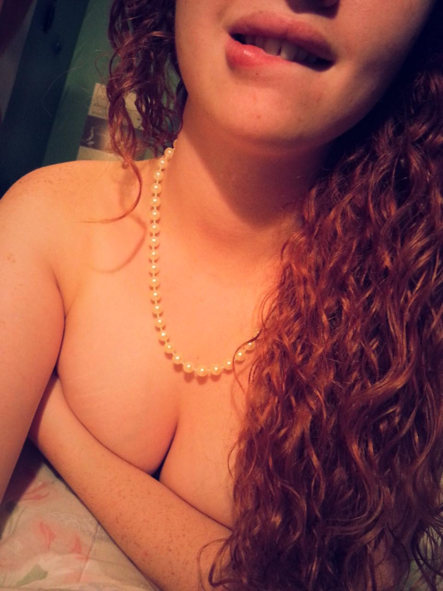 Девушка показывает свою прекрасную грудь и привлекательное молодое тело – фото 10