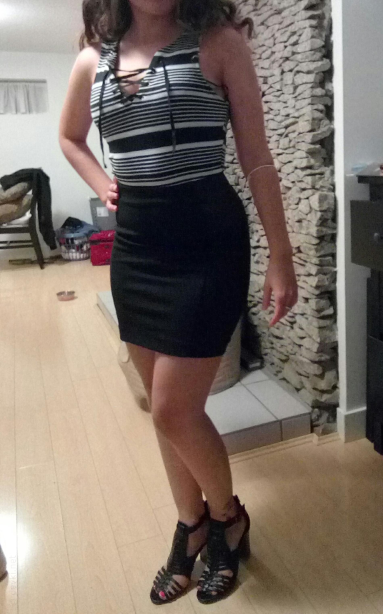 Фото Сексуальная девушка с кудрявыми волосами фотографируется дома, показывая свои привлекательные формы