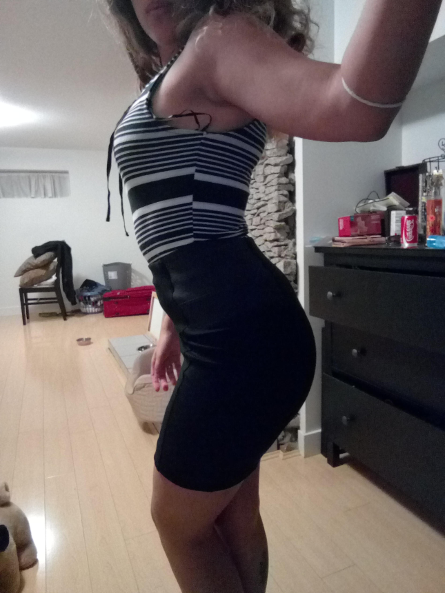 Сексуальная девушка с кудрявыми волосами фотографируется дома, показывая свои привлекательные формы – фото 2