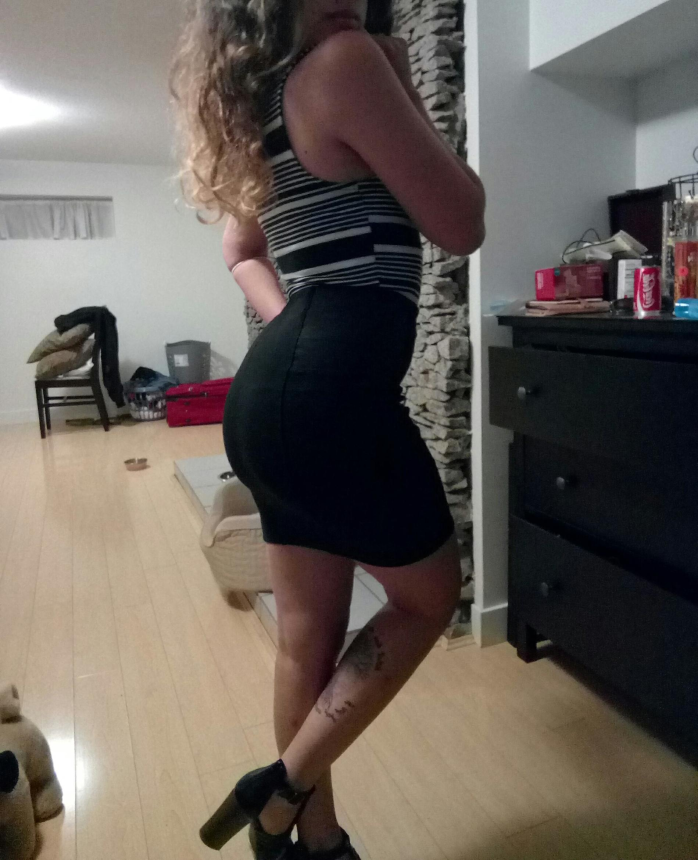 Сексуальная девушка с кудрявыми волосами фотографируется дома, показывая свои привлекательные формы – фото 3