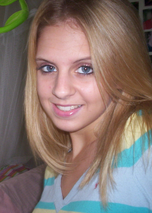 Фото Привлекательная девушка демонстрирует свои привлекательные формы