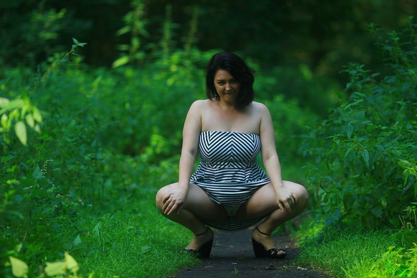 Сексвайф, которая обожает свингерские вечеринки и крупные мужские члены, позирует полностью обнаженной. – фото 5