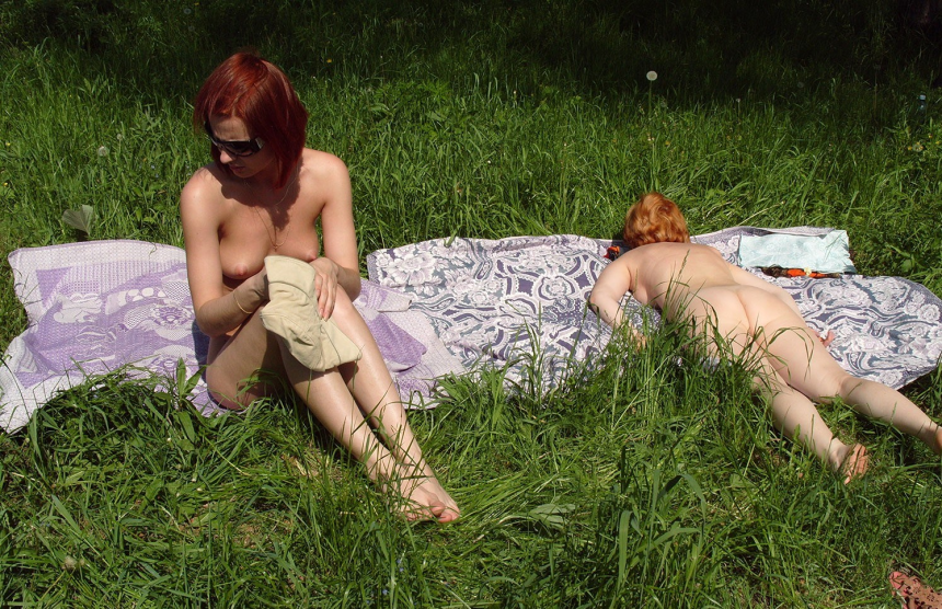 Милая женщина не против попозировать обнажённой, личные фото из архива – фото 14