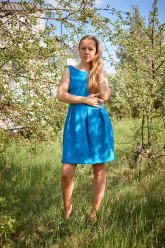 Фото Привлекательная жена показывает свою сексуальность на даче в летний день