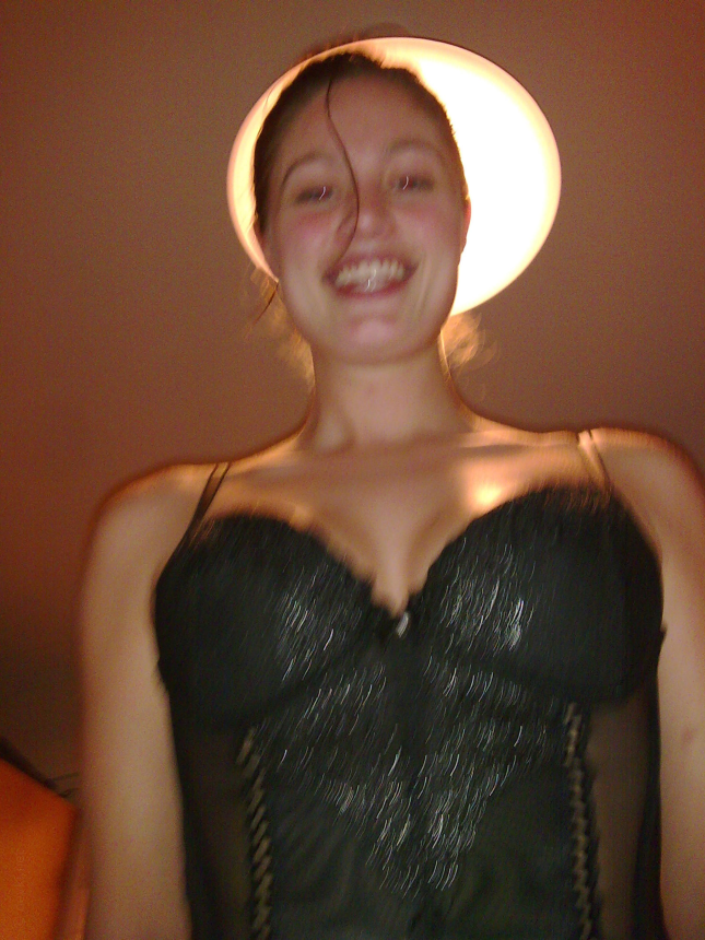 Классная девушка фотографируется голой на отдыхе в номере отеля – фото 16