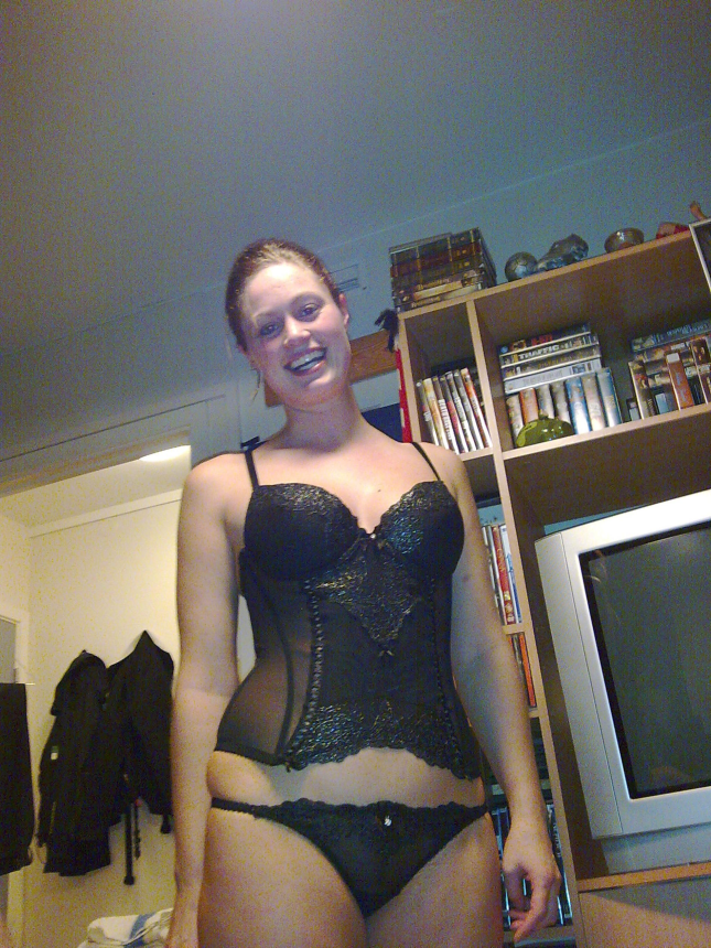 Классная девушка фотографируется голой на отдыхе в номере отеля – фото 17