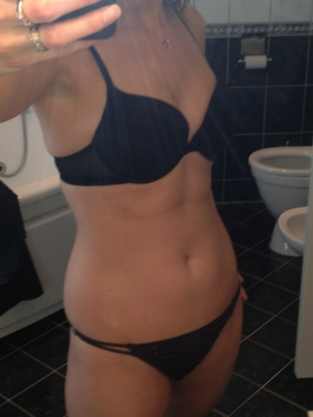 Классная девушка фотографируется голой на отдыхе в номере отеля – фото 23