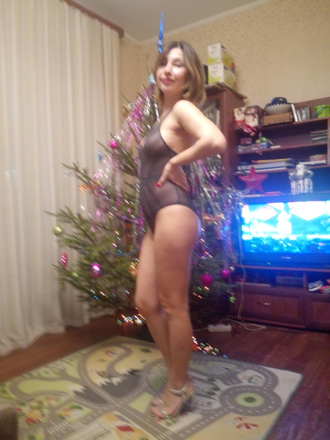 Поймал обнаженную Снегурочку под ёлочкой – фото 4