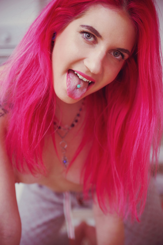 Эта телка обожает шокировать всех своим обнаженным телом – фото 5