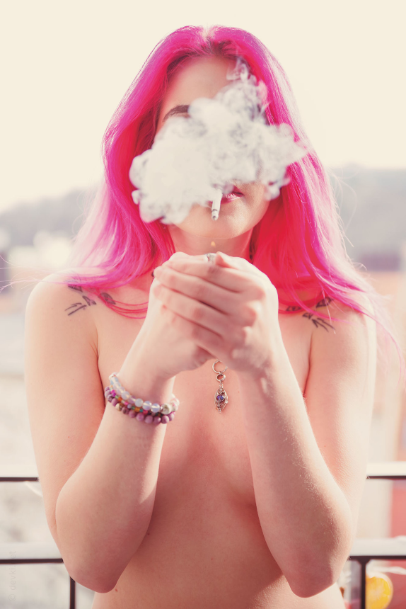 Эта телка обожает шокировать всех своим обнаженным телом – фото 6