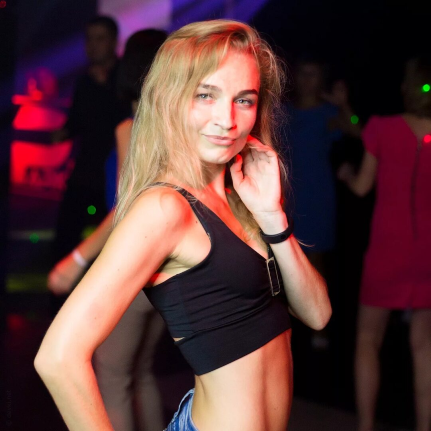 Стройная и сексуальная девушка – фото 15