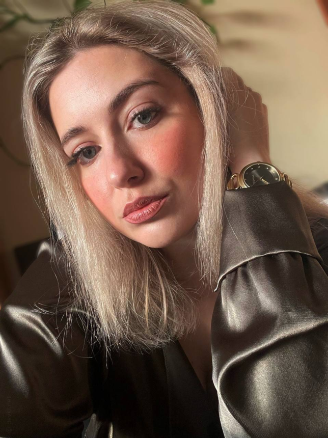 Фото Девушка с большой грудью позировала голой и в нижнем белье, показывая свои привлекательные формы