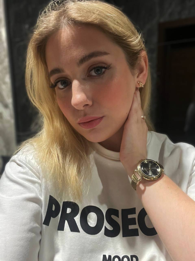 Девушка с большой грудью позировала голой и в нижнем белье, показывая свои привлекательные формы – фото 2