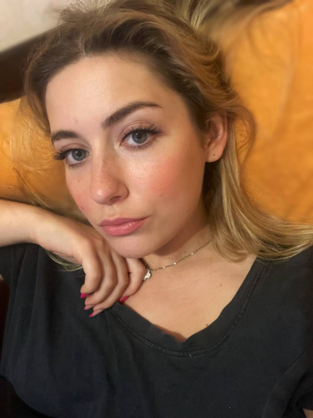 Девушка с большой грудью позировала голой и в нижнем белье, показывая свои привлекательные формы – фото 35