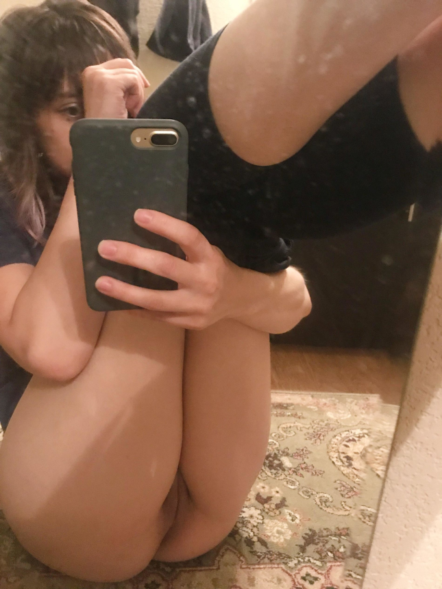 Молодая девушка снимает свои горячие селфи в разных местах и в разное время – фото 9