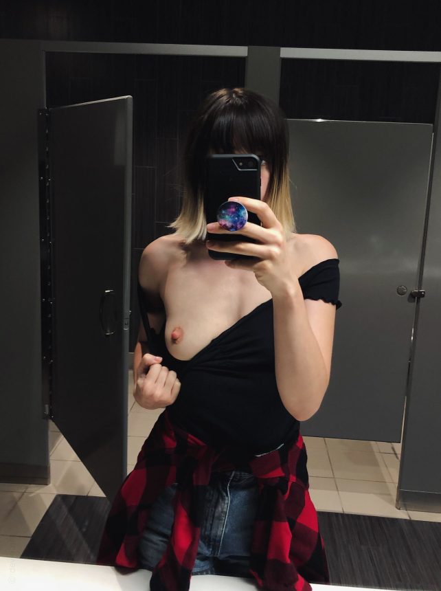 Молодая девушка снимает свои горячие селфи в разных местах и в разное время – фото 14