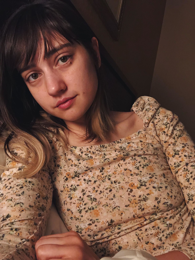 Молодая девушка снимает свои горячие селфи в разных местах и в разное время – фото 20