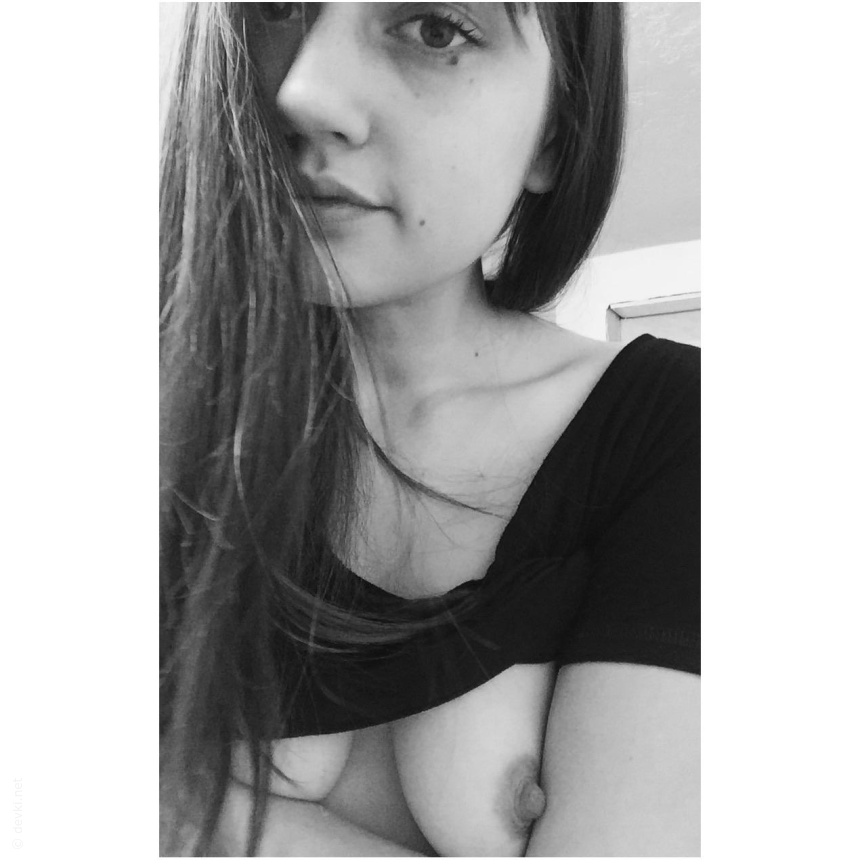 Молодая девушка снимает свои горячие селфи в разных местах и в разное время – фото 22