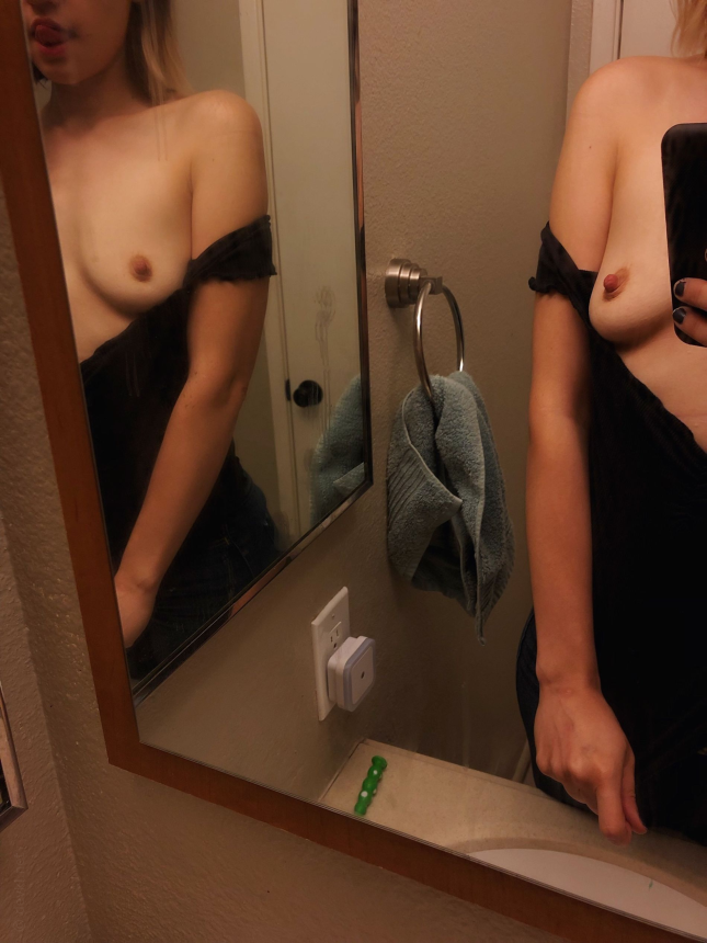 Молодая девушка снимает свои горячие селфи в разных местах и в разное время – фото 32