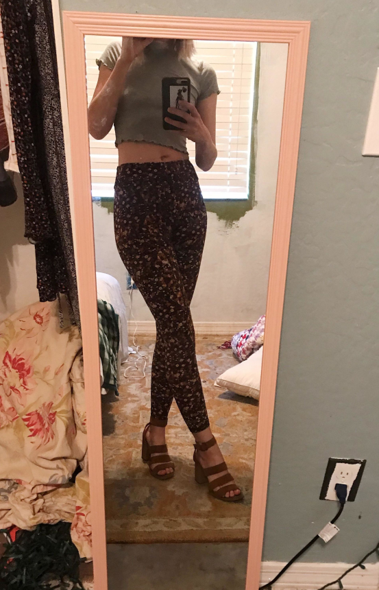 Молодая девушка снимает свои горячие селфи в разных местах и в разное время – фото 33