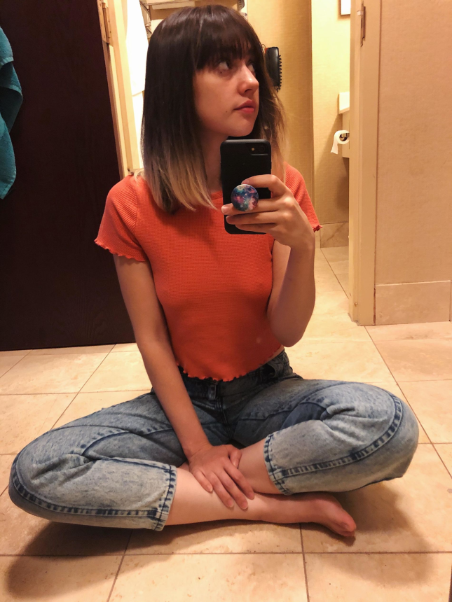 Фото Молодая девушка снимает свои горячие селфи в разных местах и в разное время