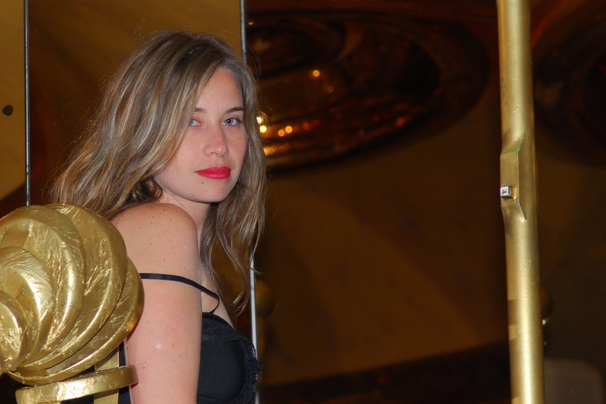 Фото Женщина выкладывает свои интимные фотографии, где она демонстрирует свою интимную зону в различных местах и временах