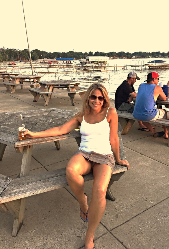 Женщина выкладывает свои интимные фотографии, где она демонстрирует свою интимную зону в различных местах и временах – фото 15