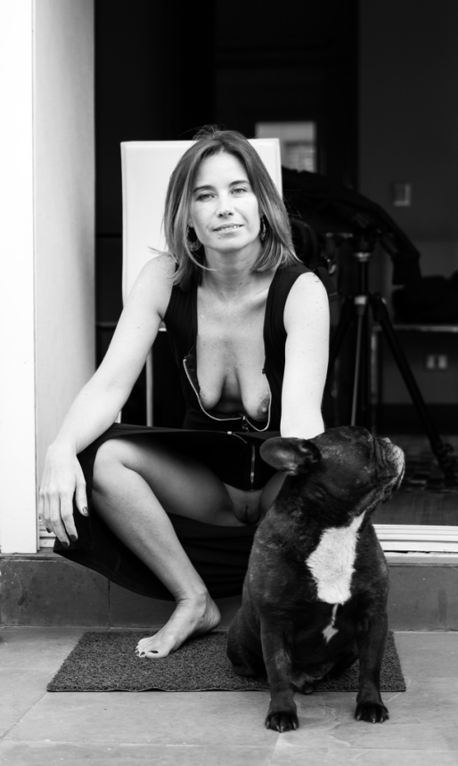 Женщина выкладывает свои интимные фотографии, где она демонстрирует свою интимную зону в различных местах и временах – фото 28