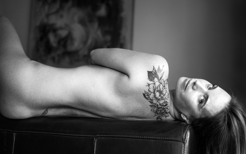 Женщина выкладывает свои интимные фотографии, где она демонстрирует свою интимную зону в различных местах и временах – фото 29