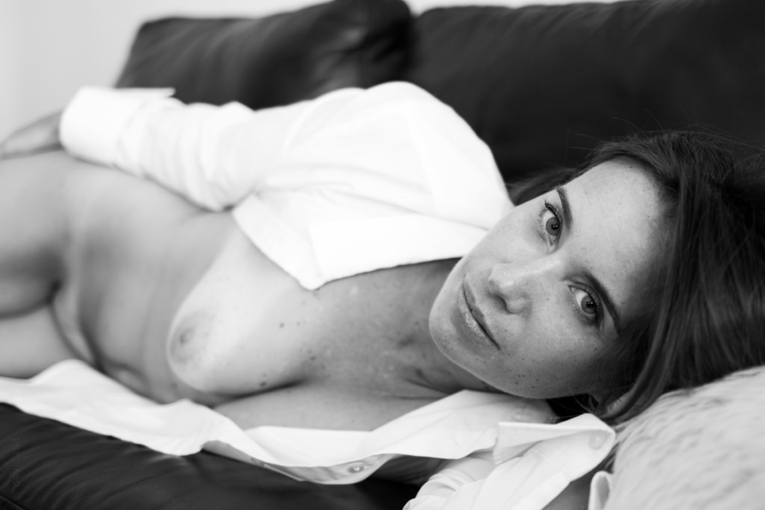 Женщина выкладывает свои интимные фотографии, где она демонстрирует свою интимную зону в различных местах и временах – фото 30