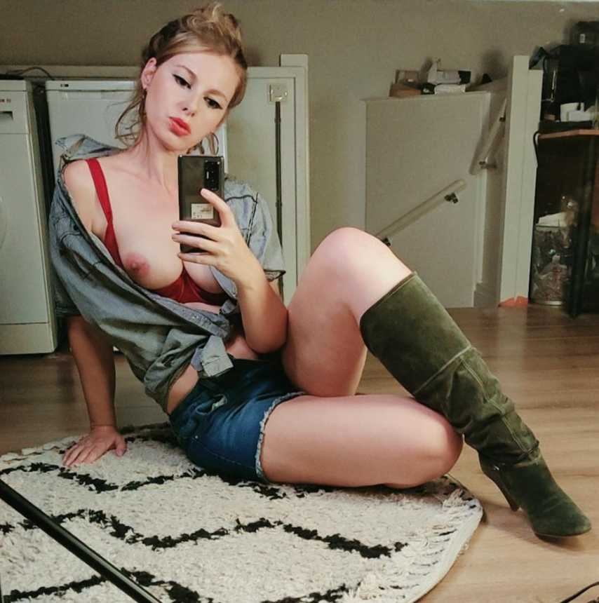 Привлекательная девушка показывает свою грудь и делает фото – фото 6