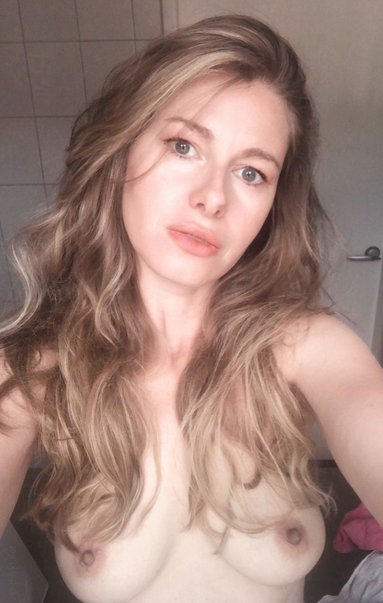 Привлекательная девушка показывает свою грудь и делает фото – фото 16