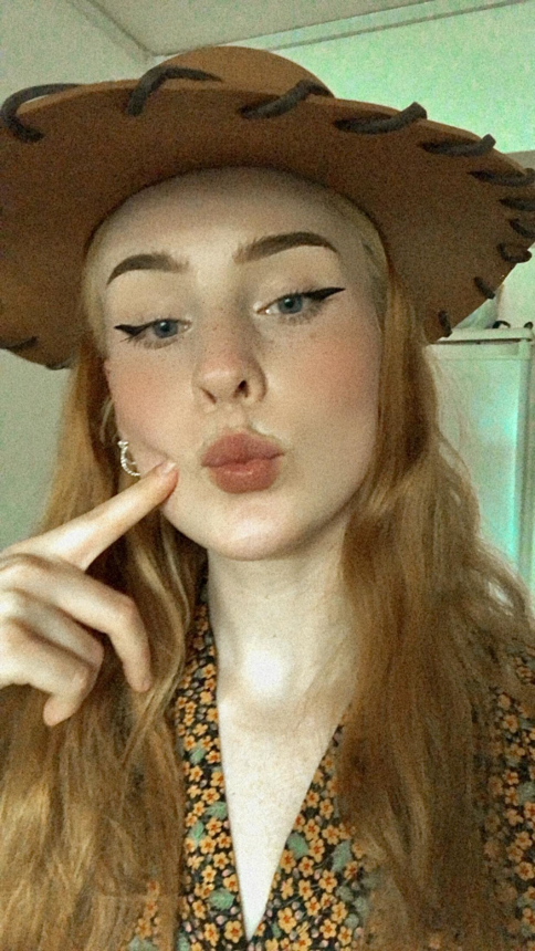 Рыжеволосая девушка сделала дома откровенные селфи фотографии – фото 33