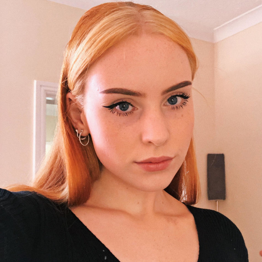 Рыжеволосая девушка сделала дома откровенные селфи фотографии – фото 35