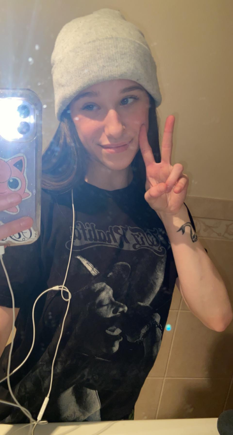 Худенькая девушка делает фото своей пушистой кошечки, показывая ее всем. – фото 2