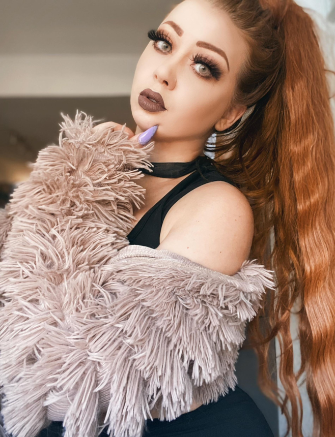 Рыжеволосая девушка фотографирует себя, показывая свою гладко выбритую интимную зону и привлекательную грудь – фото 23