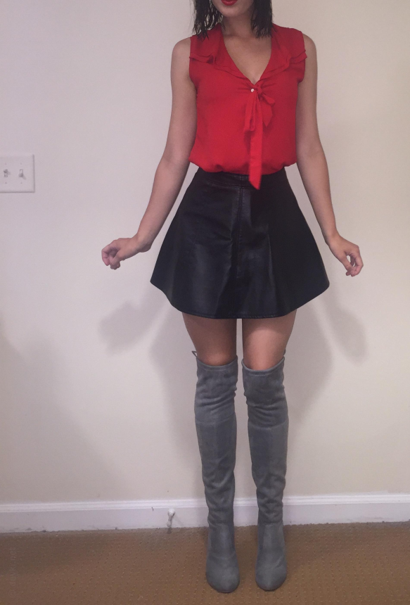 Фото Вызывающе позирует, демонстрируя свою сексуальность, снимает трусики и вставляет их в свою интимную зону