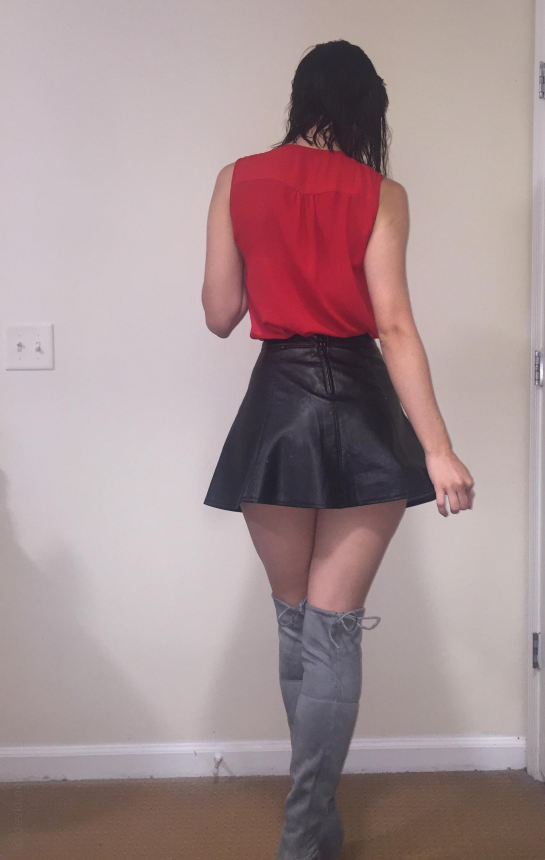 Вызывающе позирует, демонстрируя свою сексуальность, снимает трусики и вставляет их в свою интимную зону – фото 2