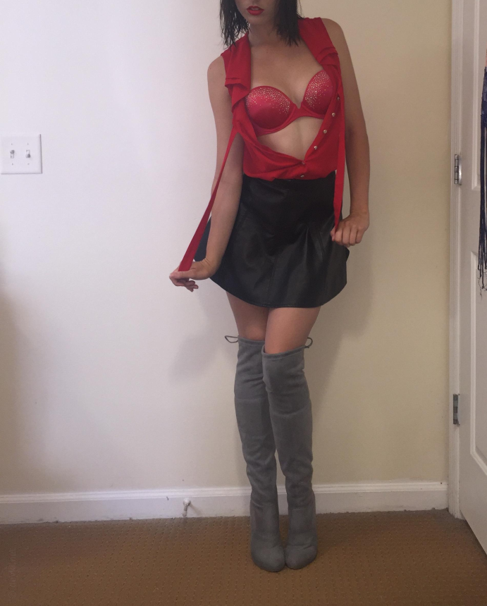 Вызывающе позирует, демонстрируя свою сексуальность, снимает трусики и вставляет их в свою интимную зону – фото 5