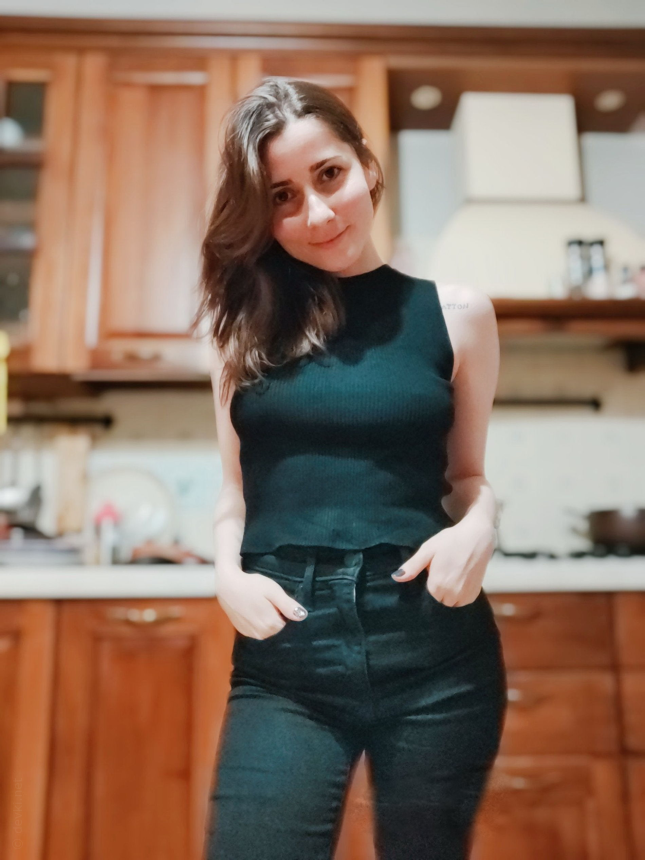 Веселая девушка показывает своё молодое и сексуальное тело – фото 9