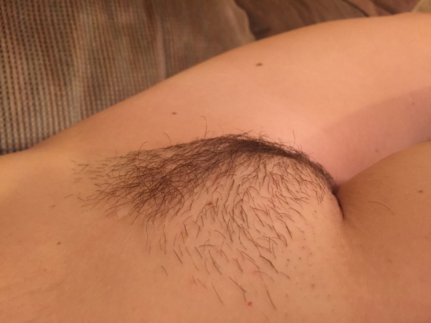 Девушка с привлекательной фигурой фотографируется, демонстрируя свое обнаженное тело с разных ракурсов – фото 59