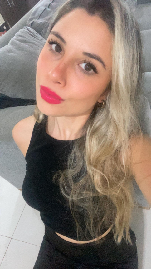 Фото Молодая девушка показала свою молодость, своё тело и свою полную киску