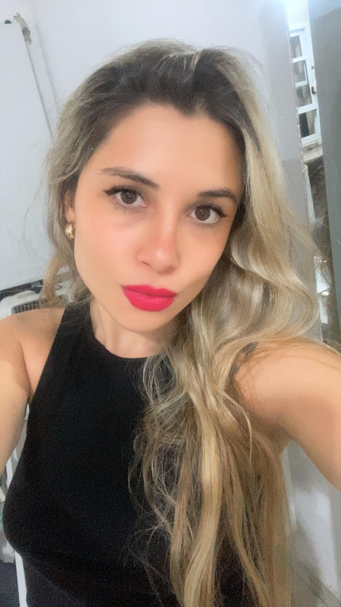 Молодая девушка показала свою молодость, своё тело и свою полную киску – фото 2