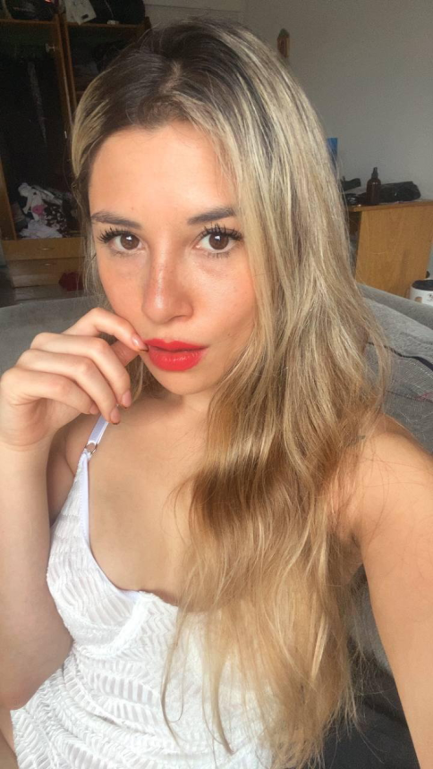 Молодая девушка показала свою молодость, своё тело и свою полную киску – фото 19