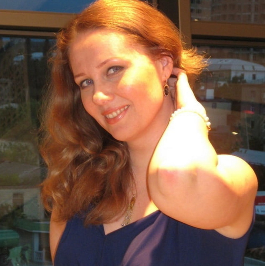 A beautiful, elegant woman poses sexily in the nude. – photo 2