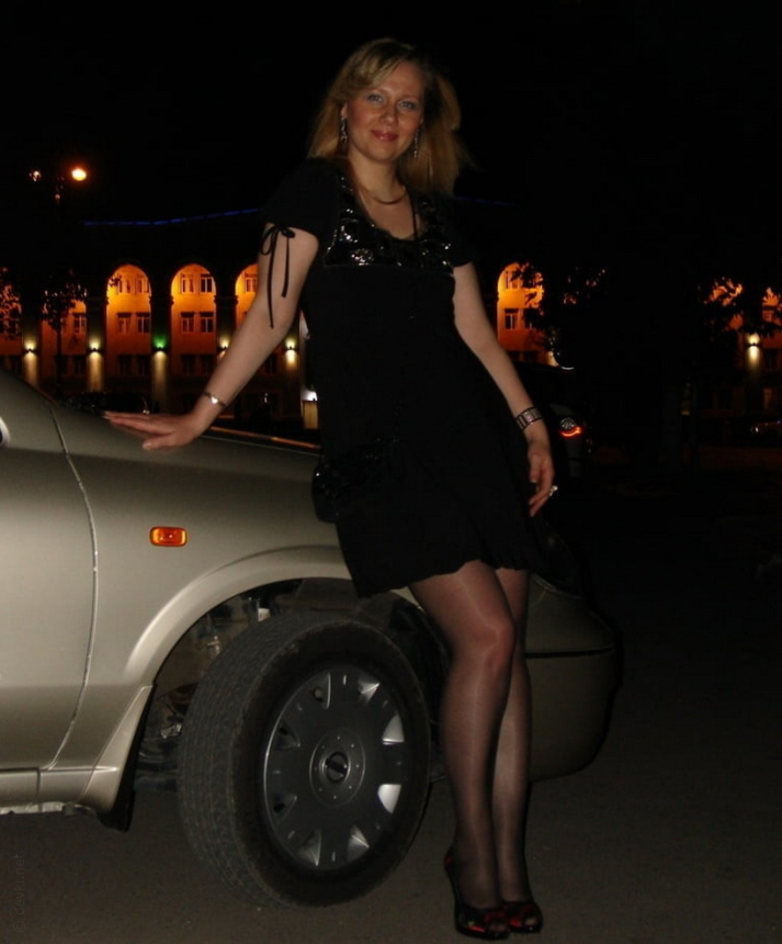 A beautiful, elegant woman poses sexily in the nude. – photo 3